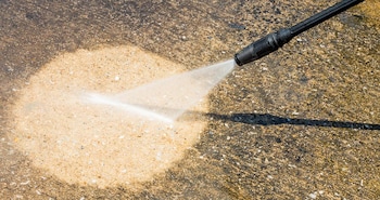 How to Remove Mold and Mildew From Concrete